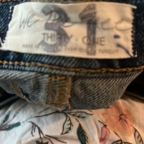 Gorgeous We the Free Denim Jeans with a button up fly. - Picture 4 of 4